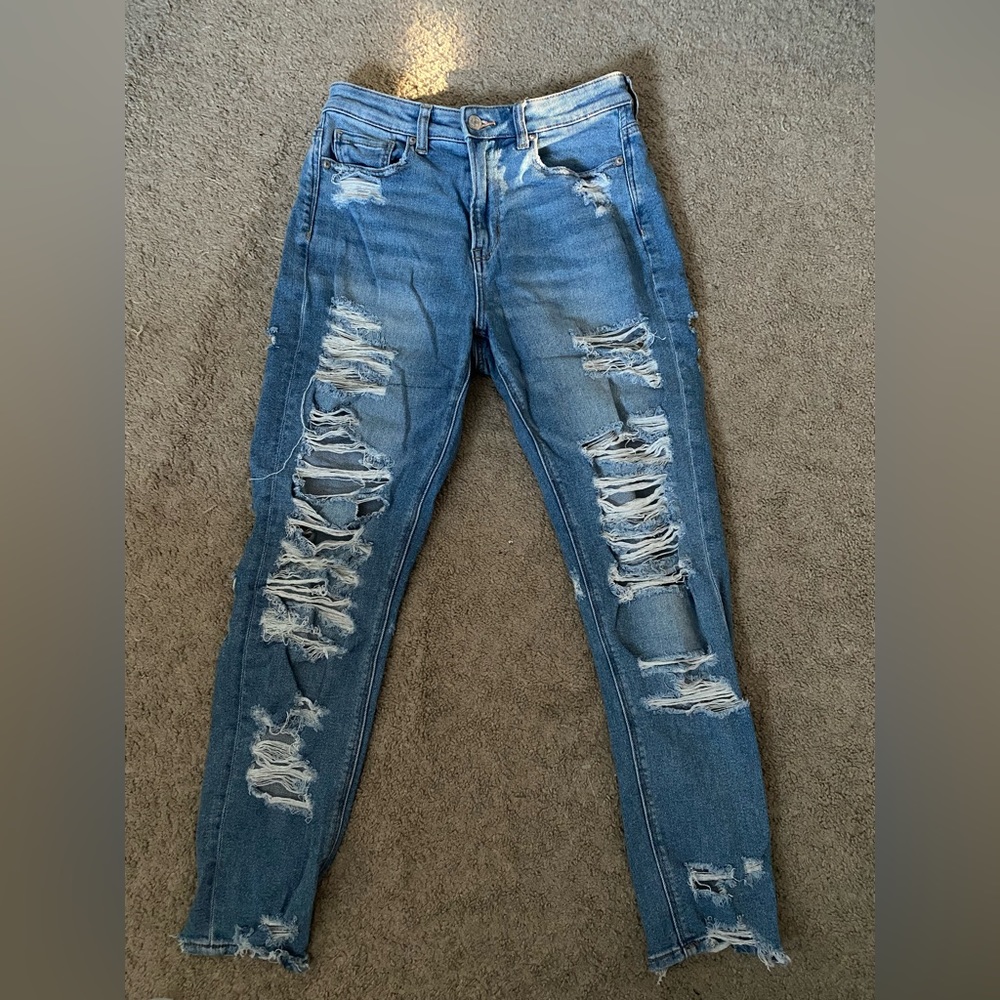 Distressed medium wash American Eagle high waisted high-rise jeans size 4